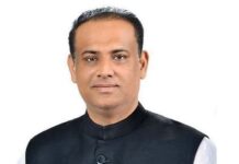 সাবেক ভূমিমন্ত্রীর স্বার্থসংশ্লিষ্ট তিন ব্যক্তির শেয়ার অবরুদ্ধের আদেশ