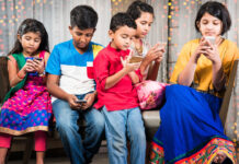 যেভাকে মোবাইল আসক্ত থেকে শিশুকে দূরে রাখবেন