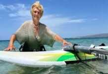 ৮৬ বছর বয়সেও উইন্ডসার্ফিং করে চলেছেন কেফালোনিয়ার এক নারী