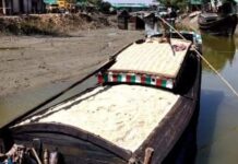 ইসলামপুর খালঘাটে লবণ আটকিয়ে ব্যবসায়ীকে মারধর, থানায় অভিযোগ