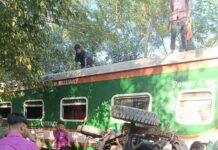 মিরসরাইয়ে পিকআপকে চলন্ত ট্রেনের ধাক্কা