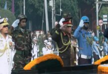 শিখা অনির্বাণে তিন বাহিনীপ্রধানের শ্রদ্ধা নিবেদন