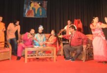 গ্রুপ থিয়েটার উৎসবের সমাপনী দিনে নাটক “রাজারানী” মঞ্চস্থ