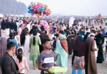 বিজয় দিবস উপলক্ষে কক্সবাজার সৈকতে পর্যটকের ঢল