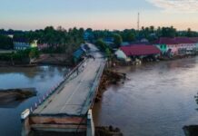 ইন্দোনেশিয়ায় বন্যা: মৃতের সংখ্যা ৪০০ ছাড়িয়েছে, নিখোঁজ শত শত মানুষ