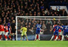 ১০ জনের চেলসিকে হারাতে ব্যর্থ আর্সেনাল