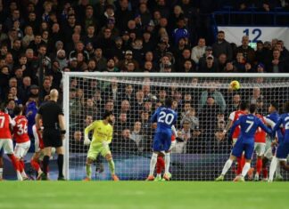 ১০ জনের চেলসিকে হারাতে ব্যর্থ আর্সেনাল