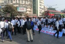 শাহবাগ অবরোধ ৫ কলেজের উচ্চমাধ্যমিকের শিক্ষার্থীদের