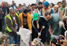 ৩০০ ফিট সড়কের বর্জ্য পরিষ্কার করছেন বিএনপির স্বেচ্ছাসেবীরা