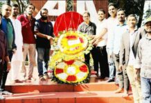 বিজয় দিবসে শহীদ বেদিতে মিরসরাই প্রেস ক্লাবের পুষ্পস্তবক অর্পণ