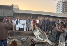 বাকলিয়া রাজাখালি এলাকায় অগ্নিকাণ্ডে ক্ষতিগ্রস্ত ঘরবাড়ি পরিদর্শনে আবু সুফিয়ান