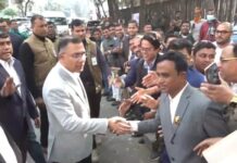 রাস্তায় দাঁড়িয়ে নিয়োগবঞ্চিত শিক্ষক ফোরামের কথা শুনলেন তারেক রহমান