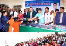 পাথরঘাটা ঐক্য পরিষদের উদ্যোগে ৩টি স্কুলের শিক্ষার্থীদের স্কুল ব্যাগ বিতরণ