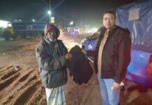 ঈদগাঁওয়ে গভীর রাতে শীতার্তদের গায়ে কম্বল জড়িয়ে দিলেন ওসি