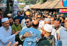 বাড়ি বাড়ি গিয়ে ধানের শীষে ভোট চাইলেন মীর হেলাল