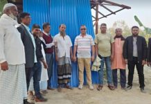 মিরসরাইয়ে গৃহহীন সিএনজিচালিত অটোরিকশা চালকের পাশে স্বেচ্ছাসেবক দলের আহবায়ক ওমর শরিফ