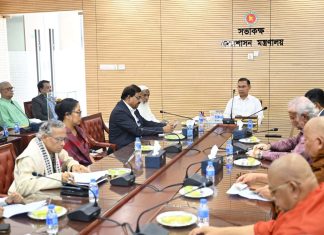 প্রধানমন্ত্রীর সঙ্গে শুভেচ্ছা বিনিময় করেছেন বৌদ্ধ সম্প্রদায়ের নেতারা