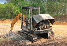 মাটি কাটার বিরোধে রাউজান রণক্ষেত্র, ভেকু ও ট্রাকে আগুন