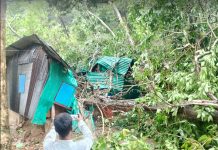 চন্দ্রঘোনায় বিদ্যুৎ বিহীন ৪ দিন জনভোগান্তি, গাছ পড়ে ঘরবাড়ির ক্ষতি
