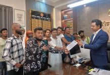 ব্যাটারিচালিত যানবাহনে অবৈধভাবে জরিমানা ও গাড়ি আটক বন্ধসহ বিআরটিএ লাইসেন্সের দাবিতে স্মারকলিপি