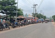 খাগড়াছড়িতে তেল সংগ্রহে দীর্ঘ লাইন, ভোগান্তিতে সাধারণ মানুষ