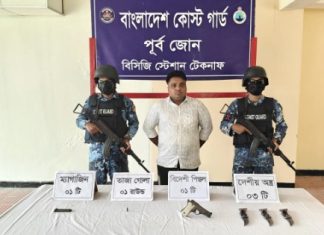 টেকনাফে বিদেশি পিস্তল ও দেশীয় অস্ত্রসহ আটক ১