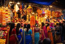 নববর্ষে চেরাগীর ফুলের বাজারে ব্যস্ততা, ভালো বিক্রির আশা ব্যবসায়ীদের