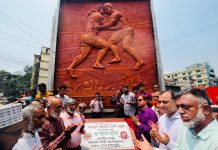 লালদিঘীতে বলি খেলার প্রতিকৃতি সম্বলিত ম্যুরাল উদ্বোধন করলেন মেয়র ডা. শাহাদাত হোসেন