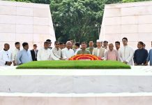 ঈদের নামাজ শেষে বাবা-মার কবর জিয়ারত করলেন প্রধানমন্ত্রী