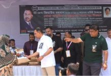 জিয়াউর রহমানের শাহাদাতবার্ষিকীতে দুস্থদের মধ্যে বস্ত্র বিতরণ করলেন প্রধানমন্ত্রী