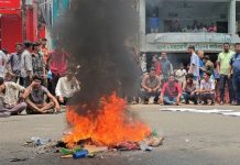 রাঙ্গামাটি জেলা ছাত্রদলের কমিটি বাতিলের দাবিতে সড়কে টায়ার জ্বালিয়ে বিক্ষোভ