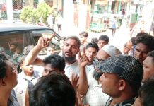 চবিতে অভিযানে গিয়ে দোকানিদের হাতে অবরুদ্ধ ভোক্তা অধিকার কর্মকর্তারা