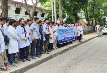 ৬ দফা দাবিতে চট্টগ্রাম মেডিকেলে ইন্টার্ন চিকিৎসকদের মানববন্ধন-বিক্ষোভ