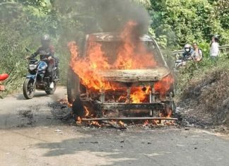 বান্দরবান ভ্রমণে আসা পর্যটকের গাড়িতে আগুন