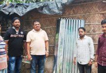 রাউজানে অস্বচ্ছল পরিবারকে ঢেউটিন দিলেন আলী সুমন