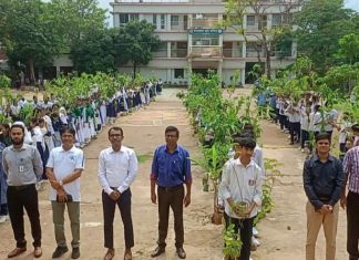 রাউজানে শিক্ষার্থীদের মাঝে গাছের চারা বিতরণ