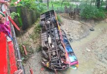 টেকনাফে নিয়ন্ত্রণ হারিয়ে বাস খাদে, আহত ৪