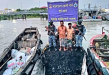 কর্ণফুলীতে সয়াবিন ও সরিষা দানাসহ দুই চোরাকারবারি আটক