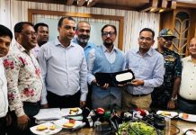 বন্দরের হোল্ডিং ট্যাক্সের ১৯৮ কোটি টাকার চেক গ্রহণ করলেন মেয়র ডা. শাহাদাত