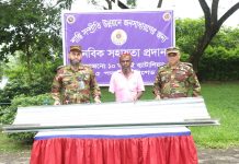 কাপ্তাই ১০ আর ই সেনা ব্যাটালিয়ন কর্তৃক ঘর মেরামতের জন্য ঢেউটিন প্রদান