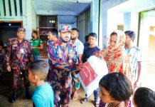 দুর্গতদের মুখে হাসি, পাহাড় ধসে আশ্রয়হীনদের পাশে দাঁড়াল কাপ্তাই ব্যাটালিয়ন ৪১ বিজিবি