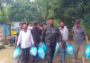 মিরসরাইয়ে পানিবন্দি মানুষের মাঝে খাদ্য সামগ্রী পৌছে দিলেন বিএনপি নেতা আশরাফ