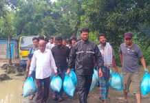 মিরসরাইয়ে পানিবন্দি মানুষের মাঝে খাদ্য সামগ্রী পৌছে দিলেন বিএনপি নেতা আশরাফ