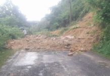 চন্দ্রঘোনা-বাঙ্গালহালিয়া সড়কে পাহাড়ধস, যান চলাচল সাময়িক বন্ধ
