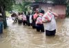 রাউজানে পানিবন্দি অসহায় পরিবারের মাঝে স্বেচ্ছাসেবক দল নেতা সুমনের খাবার বিতরণ