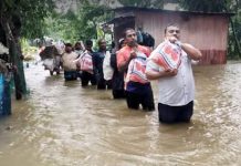 রাউজানে পানিবন্দি অসহায় পরিবারের মাঝে স্বেচ্ছাসেবক দল নেতা সুমনের খাবার বিতরণ