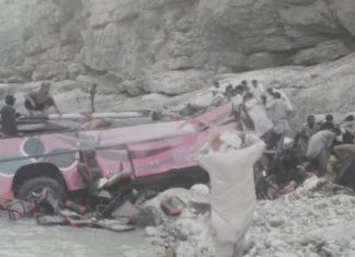 পাকিস্তানে যাত্রীবাহী বাস খাদে, নিহত ৪০