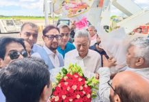 চট্টগ্রাম বিমানবন্দরে অর্থ ও পরিকল্পনা মন্ত্রী আমীর খসরুকে ফুলেল শুভেচ্ছা জানালেন সিটি মেয়র