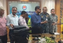 ৩৩০০ পরিচ্ছন্ন শ্রমিকের মাঝে রেইনকোট বিতরণ করলেন মেয়র ডা. শাহাদাত হোসেন
